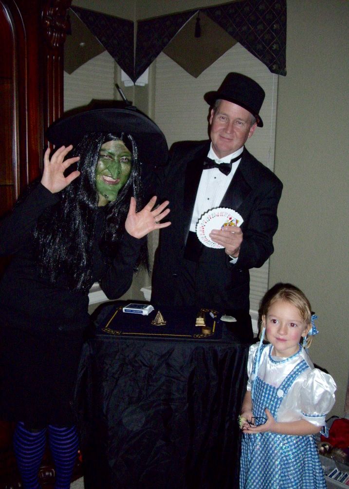 halloween party magician performing in Highlands Ranch